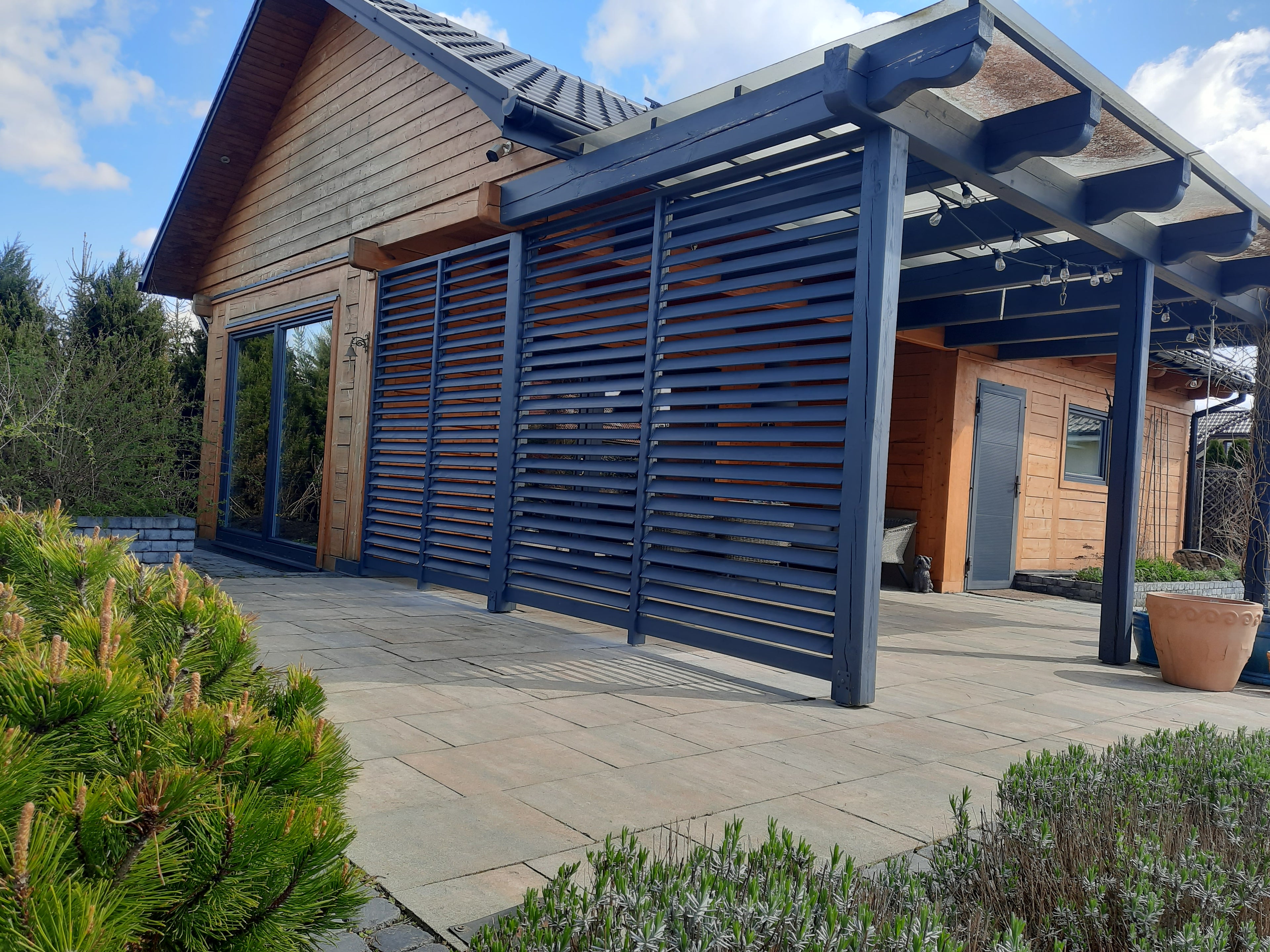 Warum FLEX-WOOD™ Gartenrollos aus Holz die perfekte Lösung für alle sind, die einen entspannenden und erholsamen Raum in ihrem Garten schaffen wollen.